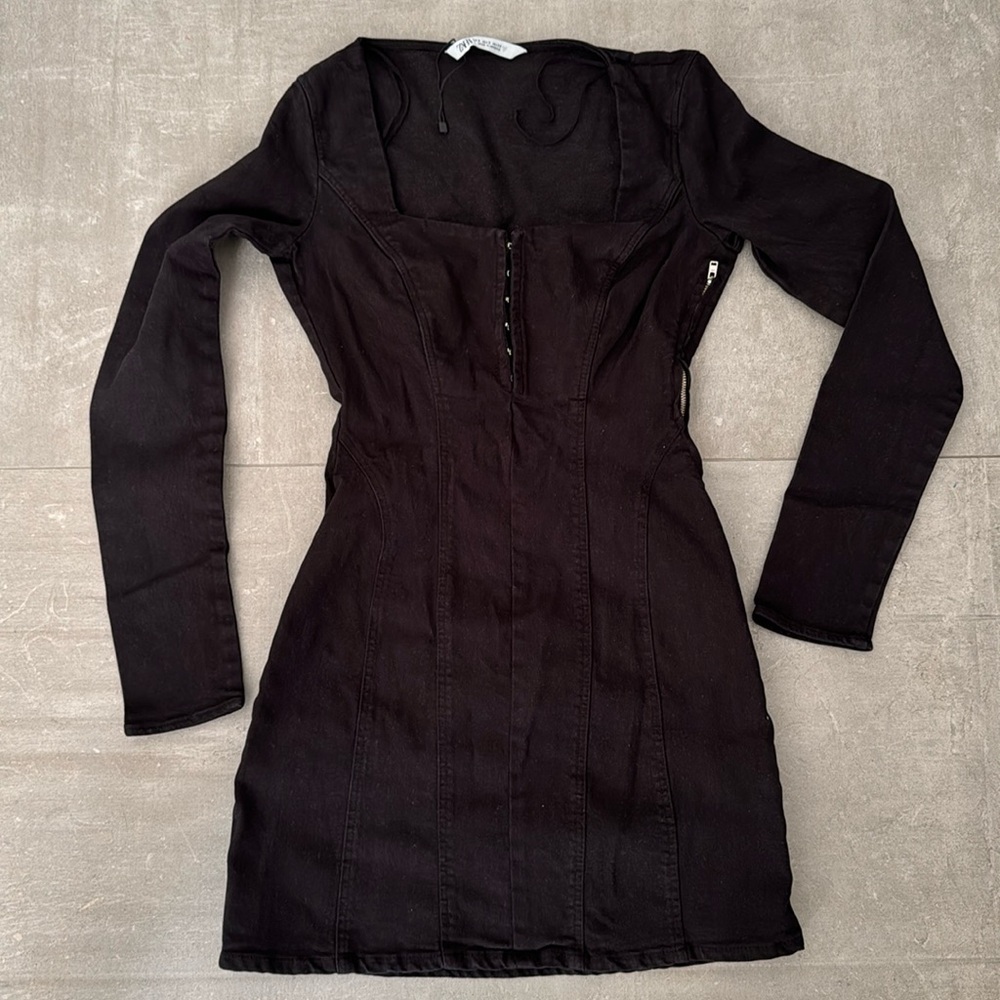 Elegant Black Button-Up Dress with Cinched Waist